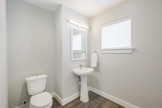 Building Photo - 1305 Mayfair Clarkson Ln