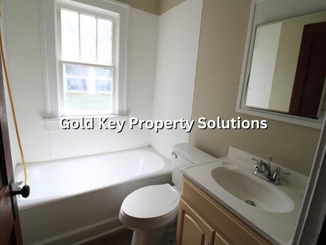 Building Photo - 2 BR 1 BA House with New Flooring and Paint (SECTION 8 APPROVED)