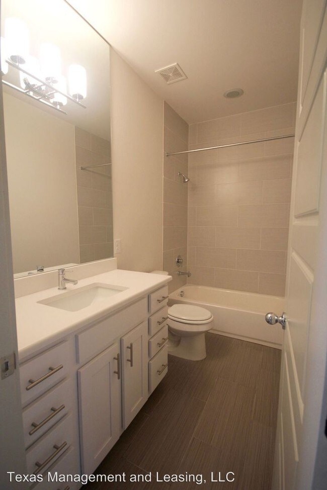 Building Photo - 2101 Town Centre Dr