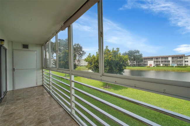 Building Photo - 486 Fanshaw L