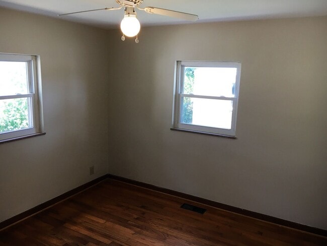Building Photo - **2-BEDROOM HOUSE W/ DETACHED GARAGE IN BE...