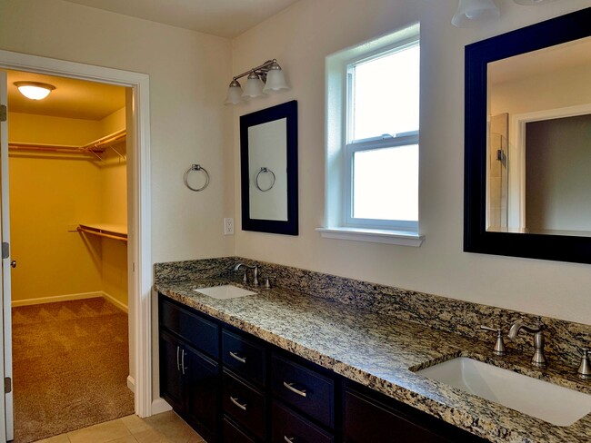 Building Photo - 4 Bedroom Home in Hollister