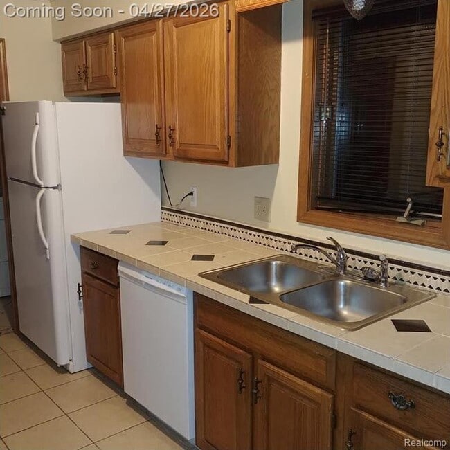 Building Photo - 205 Pineview Ct