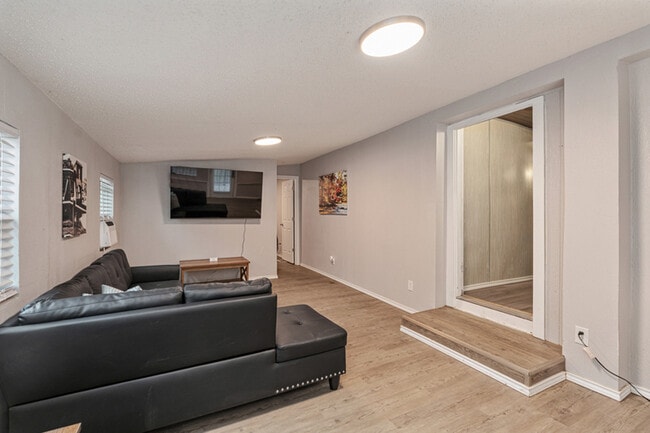 Building Photo - 112 Queenswood Dr