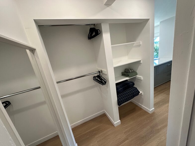 Building Photo - 4298 Avon Dr