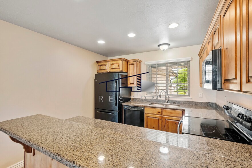 Building Photo - 757 W 4400 S