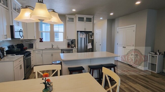 Building Photo - Great 3 Bd 2.5 Bath Townhome 2 Car Garage