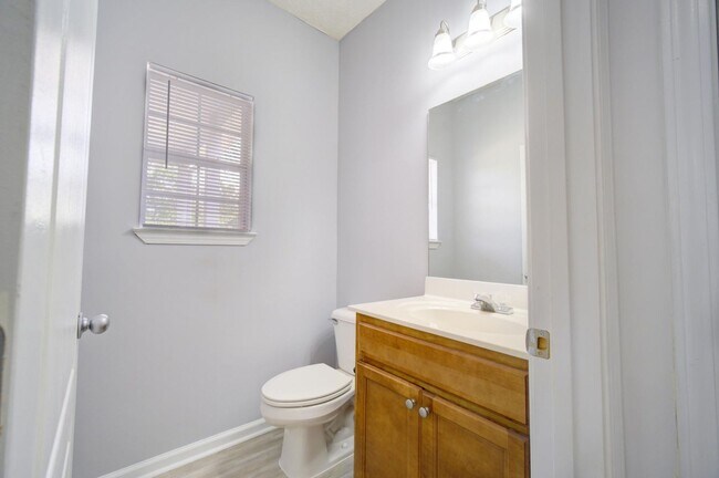 Building Photo - 3 Bedroom with a Fabulous Florida Room in Crestview!