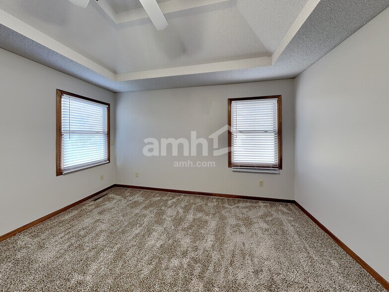 Building Photo - 6103 N Evans Ave