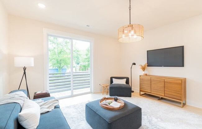 Building Photo - 2 Bedroom Townhome North Shore