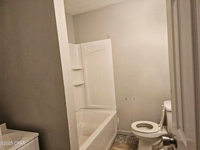 Building Photo - 705 Satsuma Ave