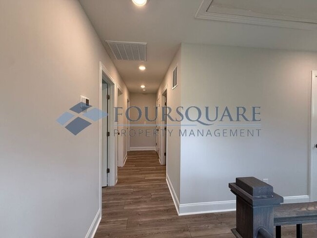 Building Photo - End-Unit Townhome with Fenced Yard, Washer/Dryer included & 2-Car Garage – Comfortable & Convenie...