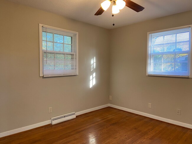 Building Photo - 3 Bedroom, 1.5 Bathroom House in Winston-S...