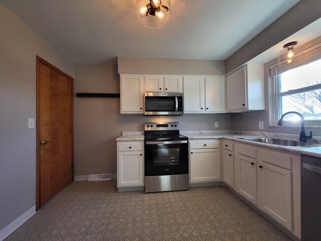 Building Photo - 4720 Esterbrook Rd