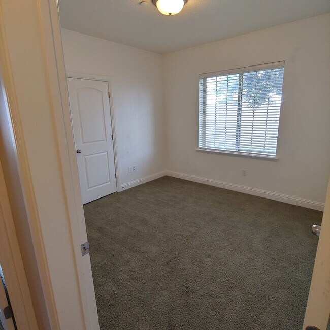 Building Photo - Nice main floor 3 BR 2 BTH Condo in awesome PG location