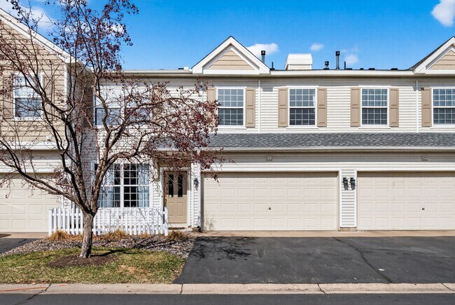 Building Photo - The Lakes Townhome