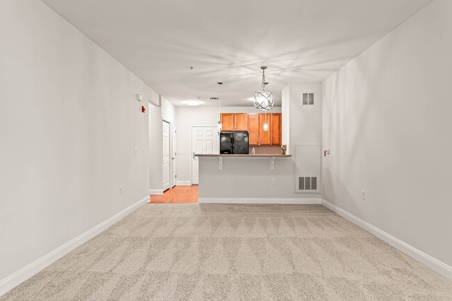 Building Photo - 75 Maple St