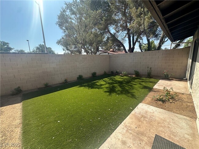 Building Photo - 4180 Blue Heron Ct