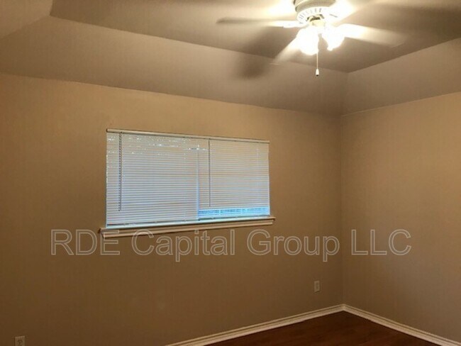 Building Photo - 501 Sally Ln