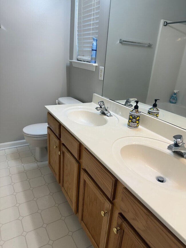 Building Photo - Well Maintained 3 Bedroom Townhome - Neigh...