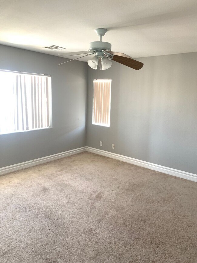 Building Photo - Beautiful Home - Guard Gated Golf Course C...