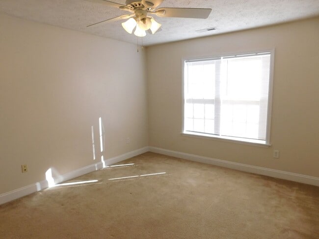 Building Photo - 119 Pella Ln