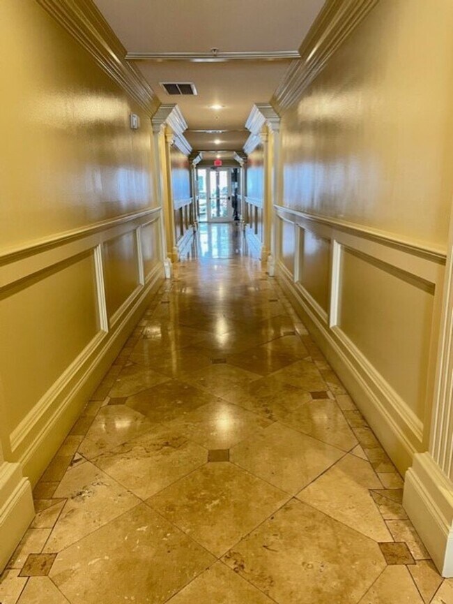 Building Photo - Newly renovated 2 Bed/2 Bath condo in heart of Destin