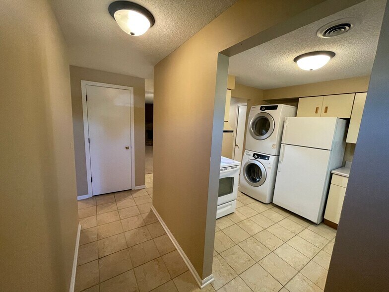 Building Photo - 5633 Bluebird Ct