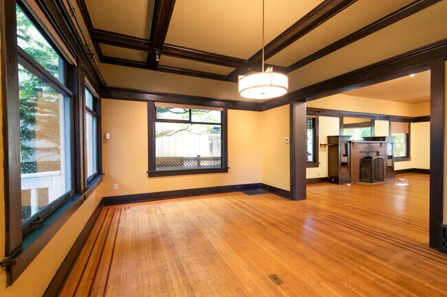 Building Photo - 528 18th Ave E