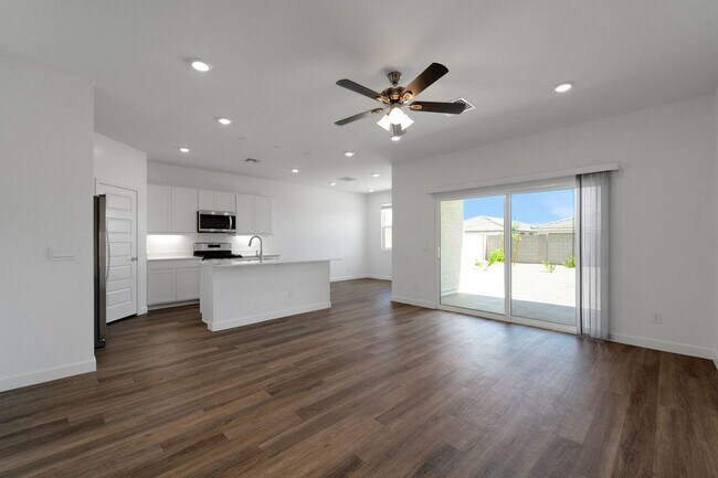 Building Photo - Charming 4BR House in Surprise