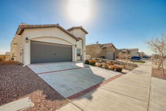 Building Photo - Beautiful Modern & Contemporary House