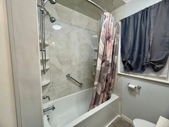 Building Photo - 3 Bedroom 2 Bathroom Cape Cod Available in York!