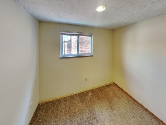 Building Photo - 94 E 18th Ave