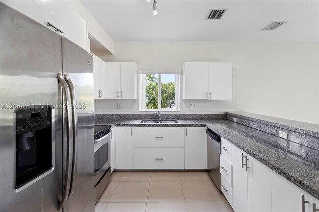 Building Photo - 2782 SW 33rd Ave