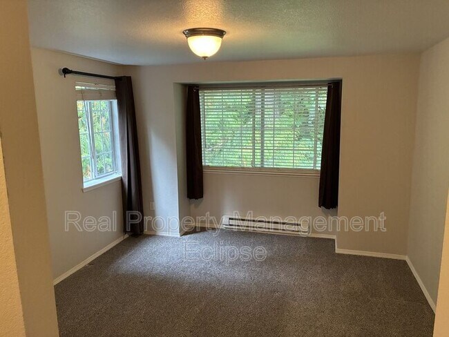 Building Photo - 15433 Country Club Dr