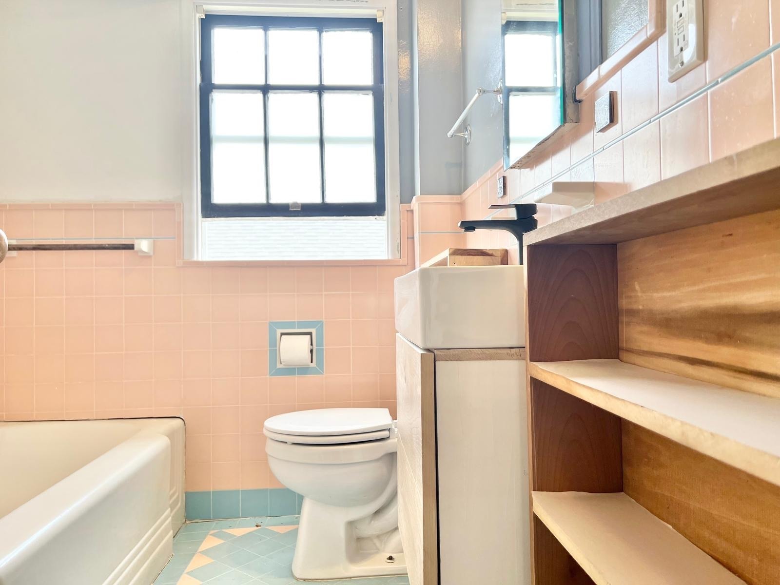 hall full bath upstairs - 1390 Dwight Way