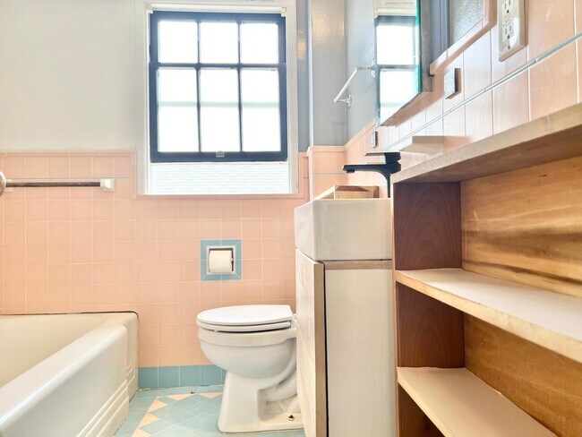 hall full bath upstairs - 1390 Dwight Way