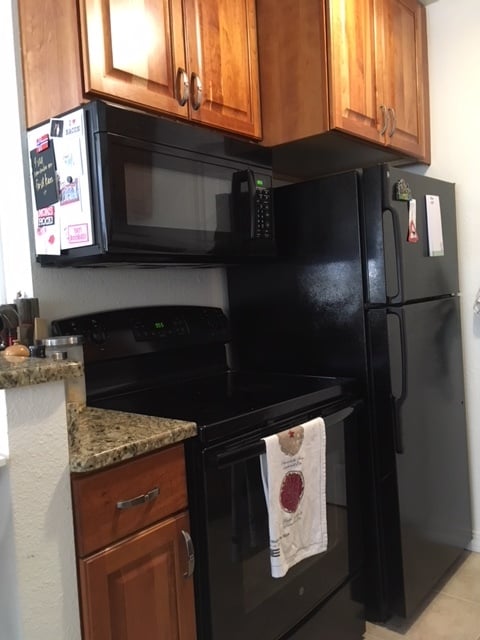 range, refrigerator, microwave - 2105 Goss Cir W