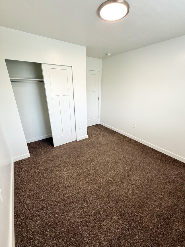 Building Photo - 676 E 550 S
