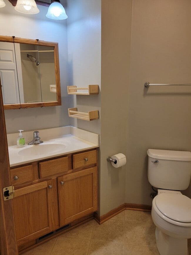 Building Photo - Middle Unit Townhouse