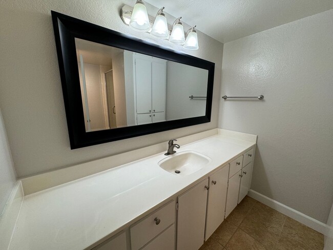 Building Photo - Beautiful two story townhome in Sunset Par...