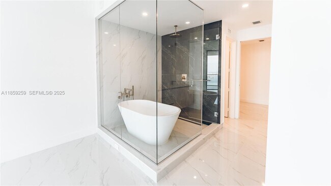 Building Photo - 700 NE 24th St