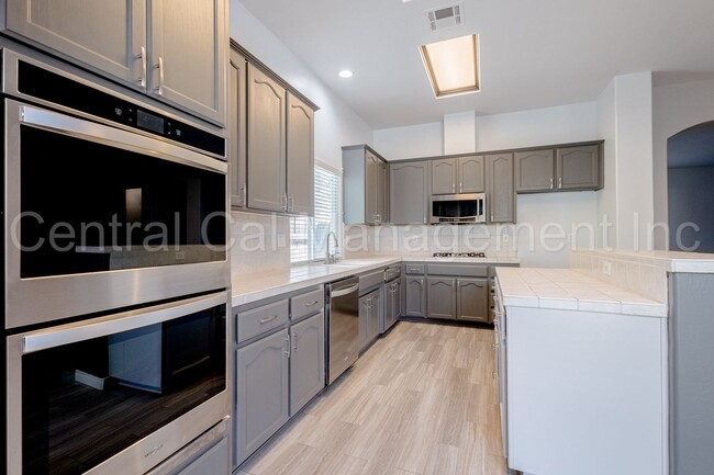 Building Photo - 3 Bedroom/2 Bath Home in Desired Southwest...