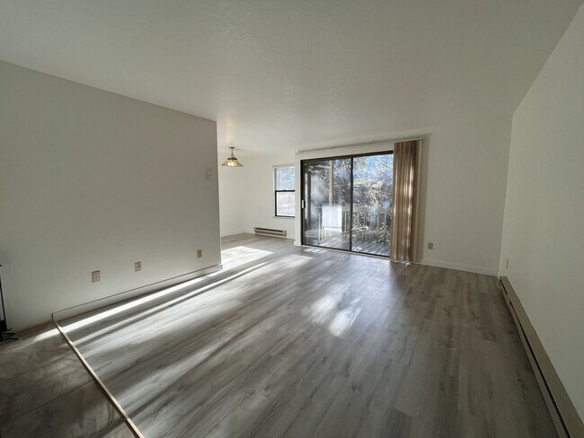 Building Photo - Spacious 2BD/1.5BA Ground-Floor Apartment with Spacious Bedrooms & Modern Kitchen Layout
