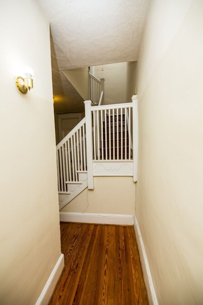 Building Photo - 2026/2027 JHU Off-Campus 5bd/3ba Charles Village w/ W/D & parking!.. Available 6/9/26