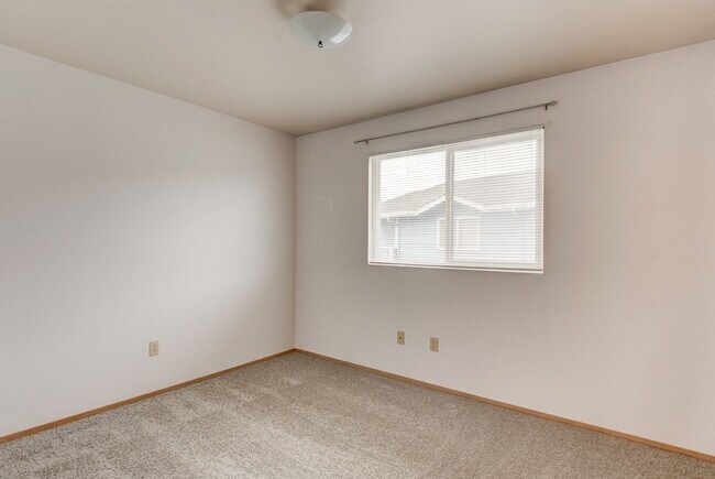 Building Photo - Recently Updated 2-Bedroom 2nd Floor Condo