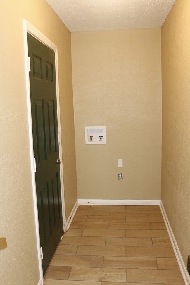 Building Photo - 1600 Mazor Dr