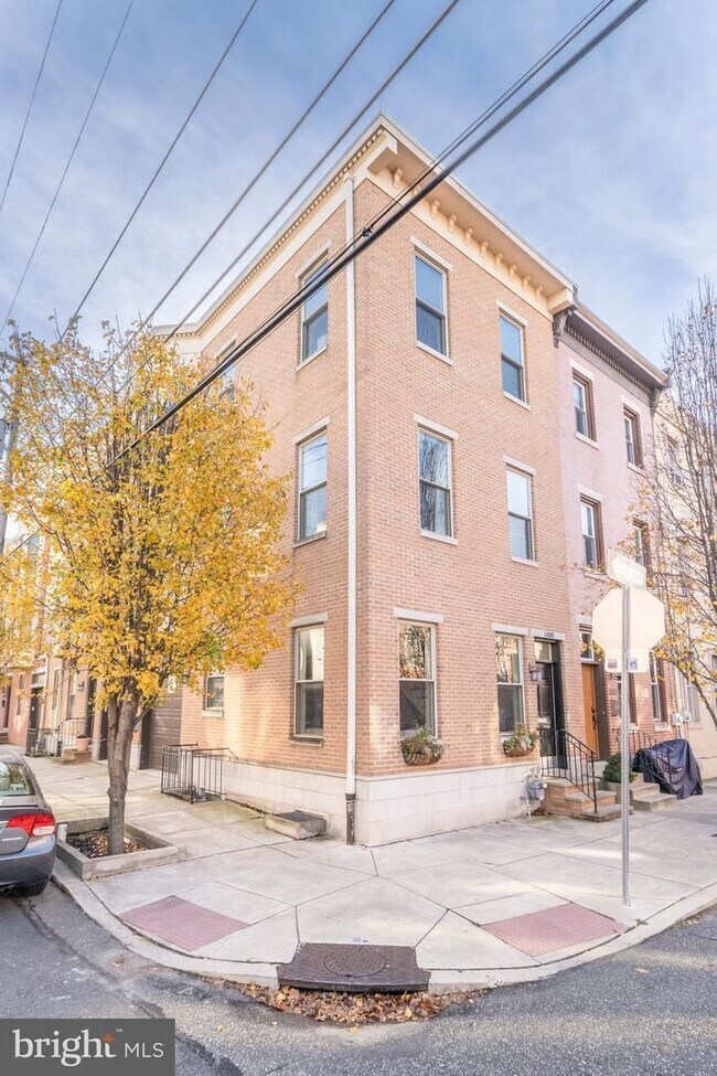Building Photo - Three Bedroom Graduate Hospital Apartment