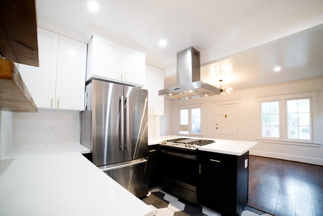 Building Photo - 1020 N Kingsley Dr