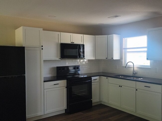 Building Photo - 207 Victory Ln